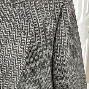 Structure Men’s wool herringbone sports jacket. 44R Good Condition. Putty color